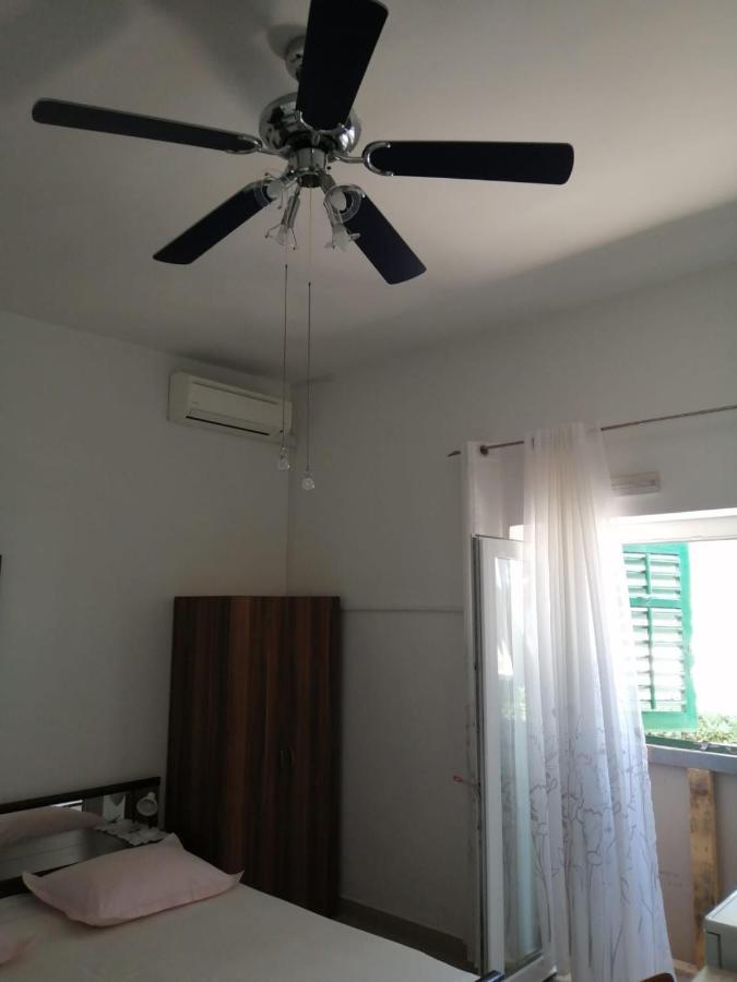 Omis Apartment On The Beach ภายนอก รูปภาพ