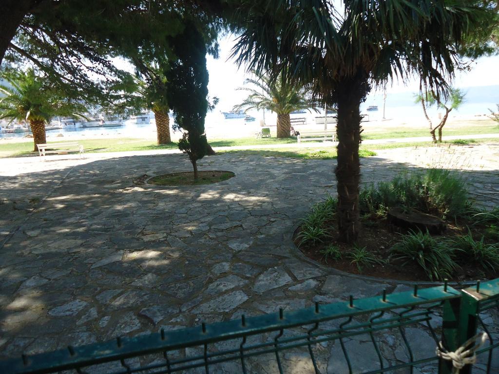 Omis Apartment On The Beach ภายนอก รูปภาพ